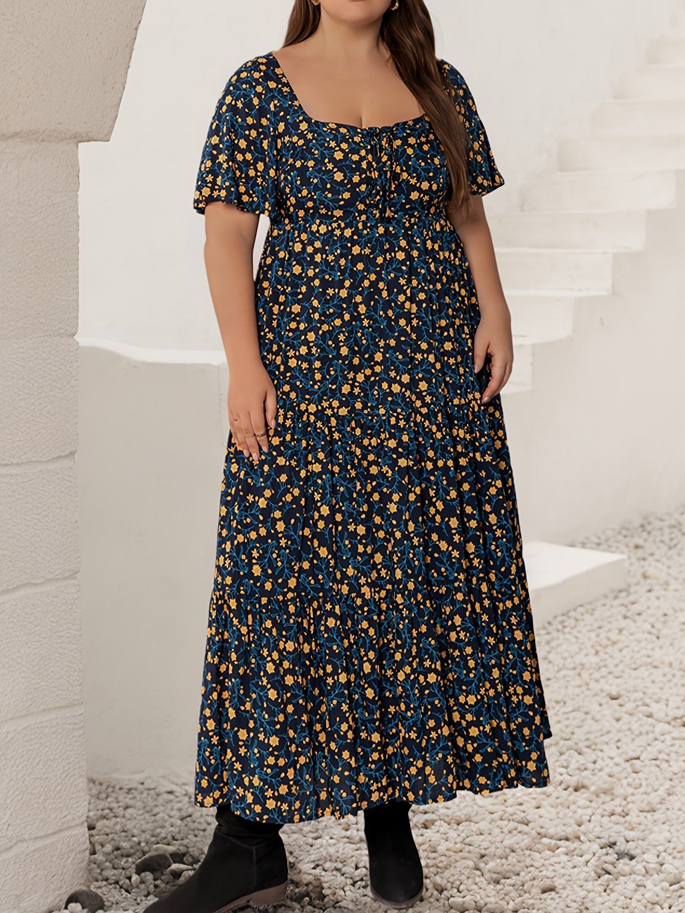 אבישג | שמלת מקסי בוהו שיק עם הדפס פרחוני וקשר מתכוונן