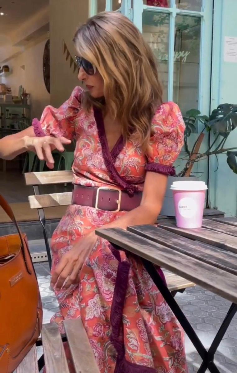 זהרה | שמלת מקסי ורודה אלגנטית עם שרוולים קצרים