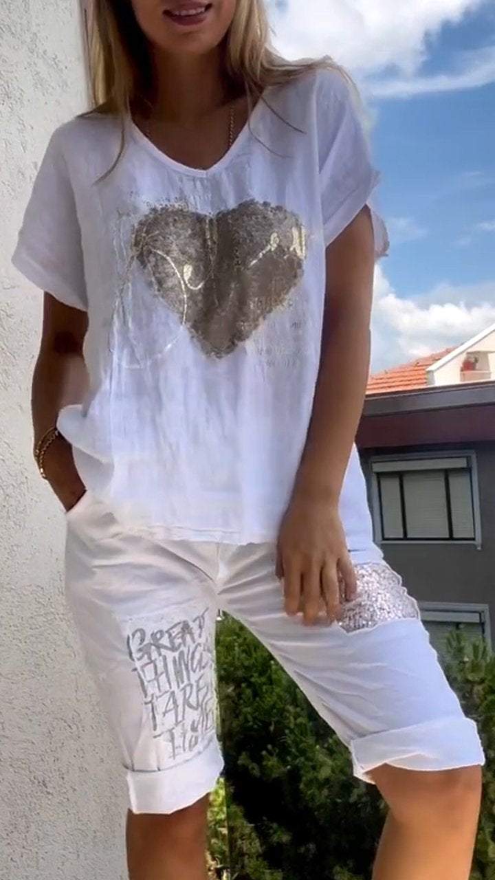 מאיה | חליפת קז'ואל דו-חלקית עם מחשוף V והטבעה זהובה