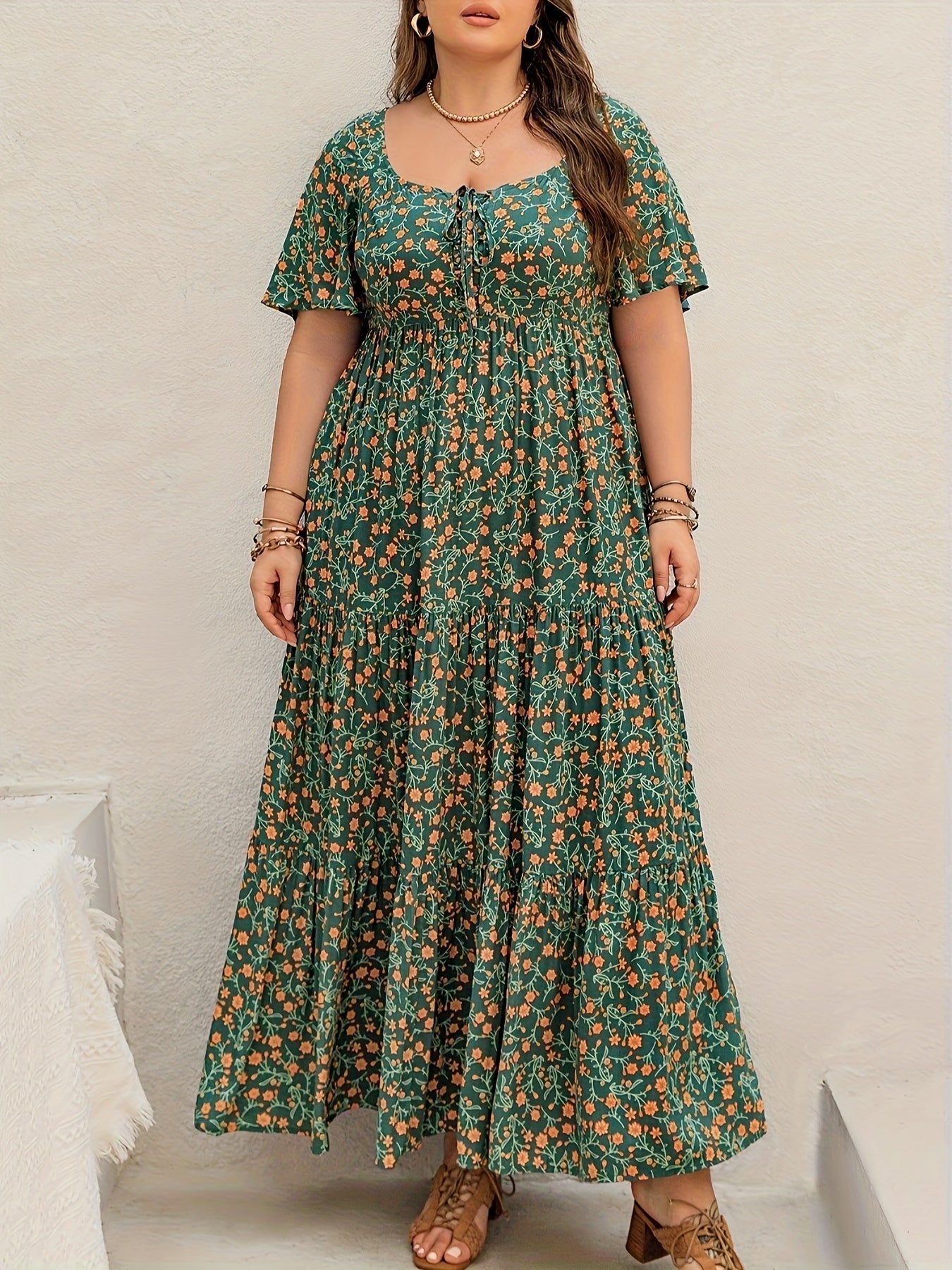 אבישג | שמלת מקסי בוהו שיק עם הדפס פרחוני וקשר מתכוונן