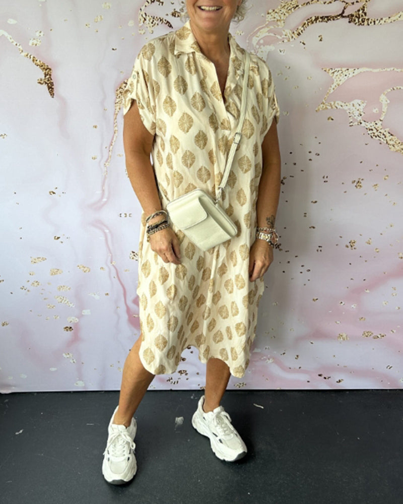 ליאורה | שמלת אביב רחבה עם צווארון רוורס ושרוולים קצרים