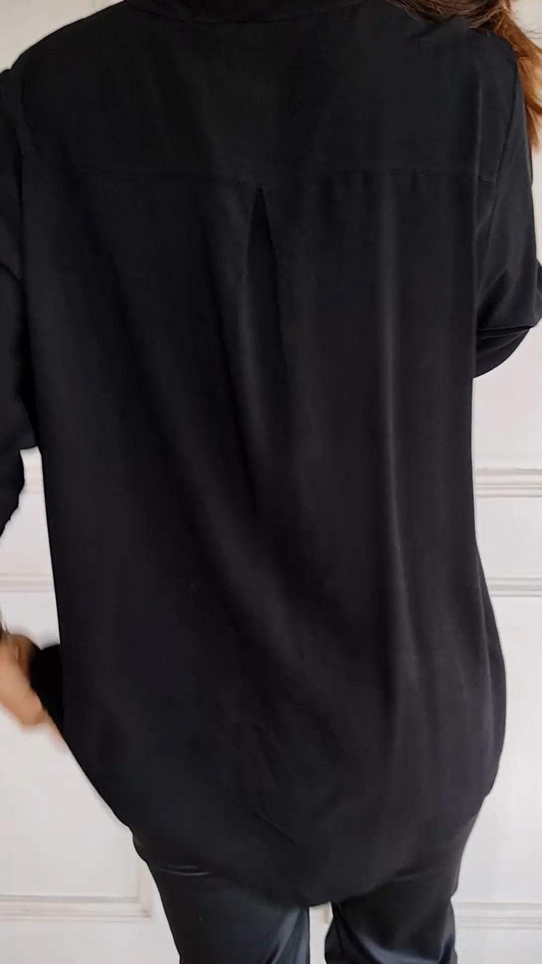 גלית | טופ עם פייטים, שרוול קצר ומחשוף V