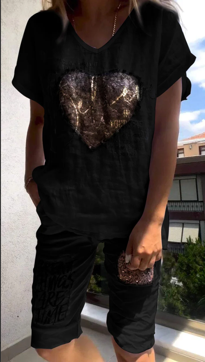 מאיה | חליפת קז'ואל דו-חלקית עם מחשוף V והטבעה זהובה