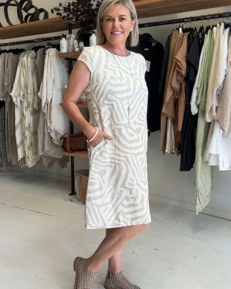 נליה | שמלת קיץ עם צווארון עגול ודפוס יפה