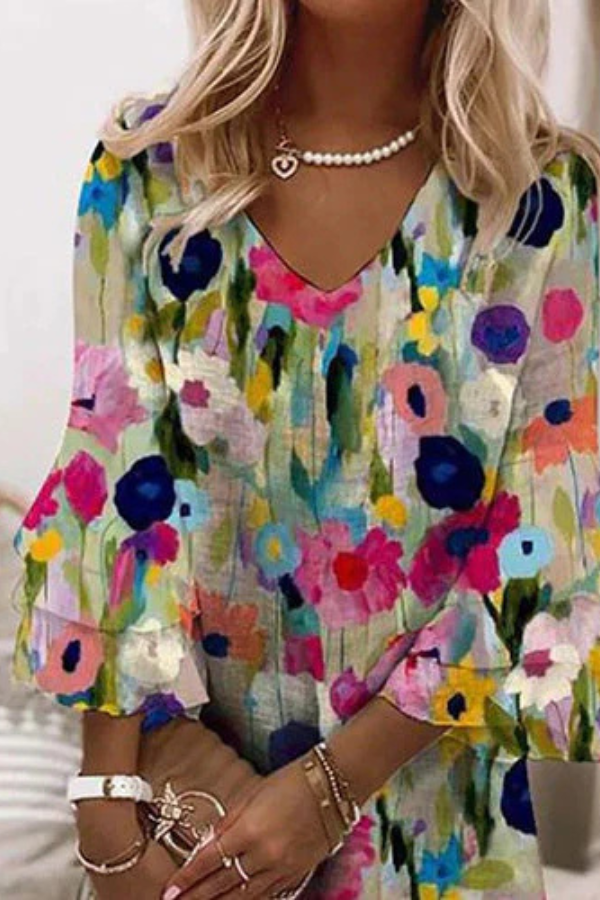 טביתא - שמלת מיני עם הדפס פרחים רומנטי בצווארון V