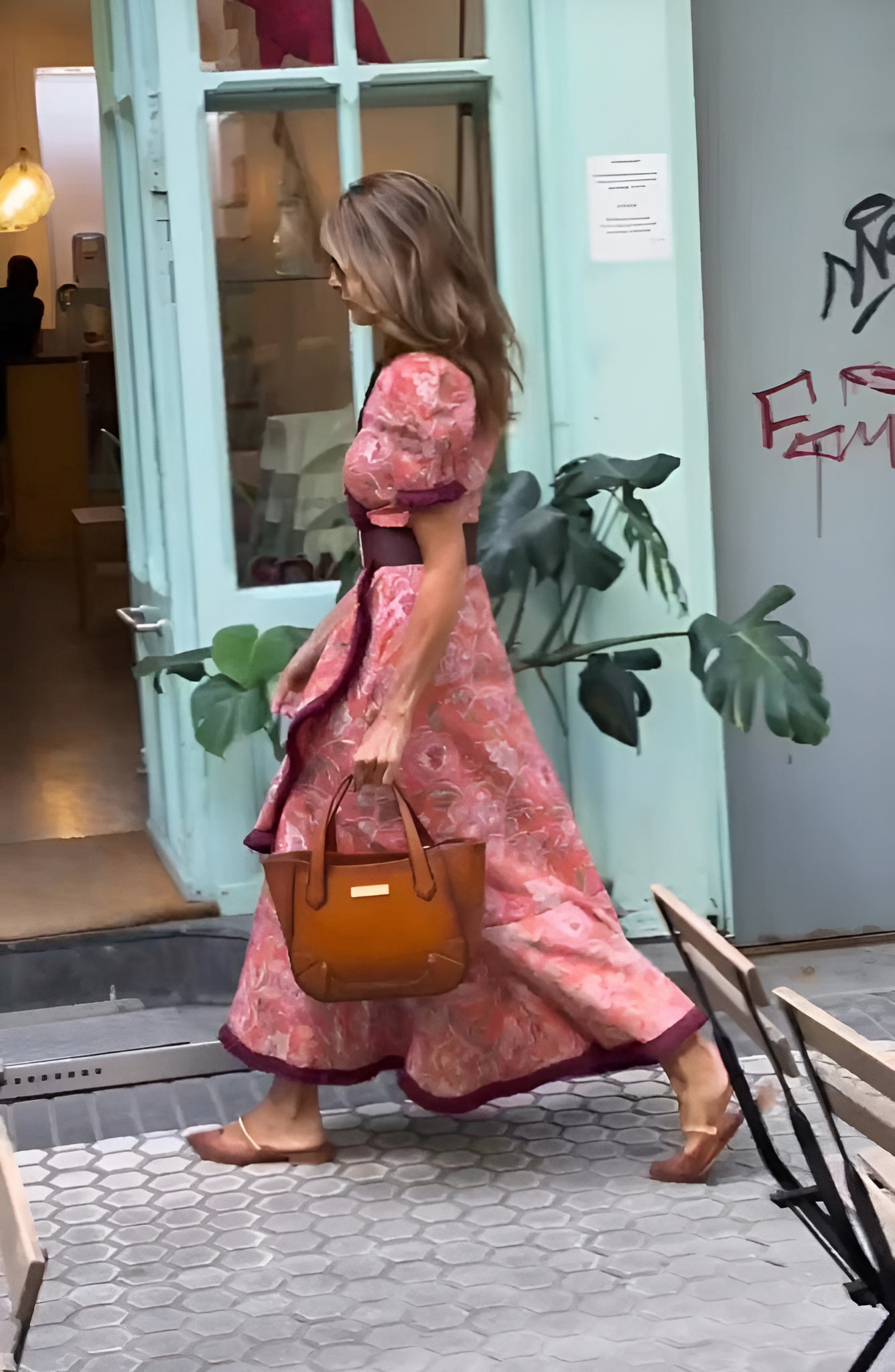 זהרה | שמלת מקסי ורודה אלגנטית עם שרוולים קצרים