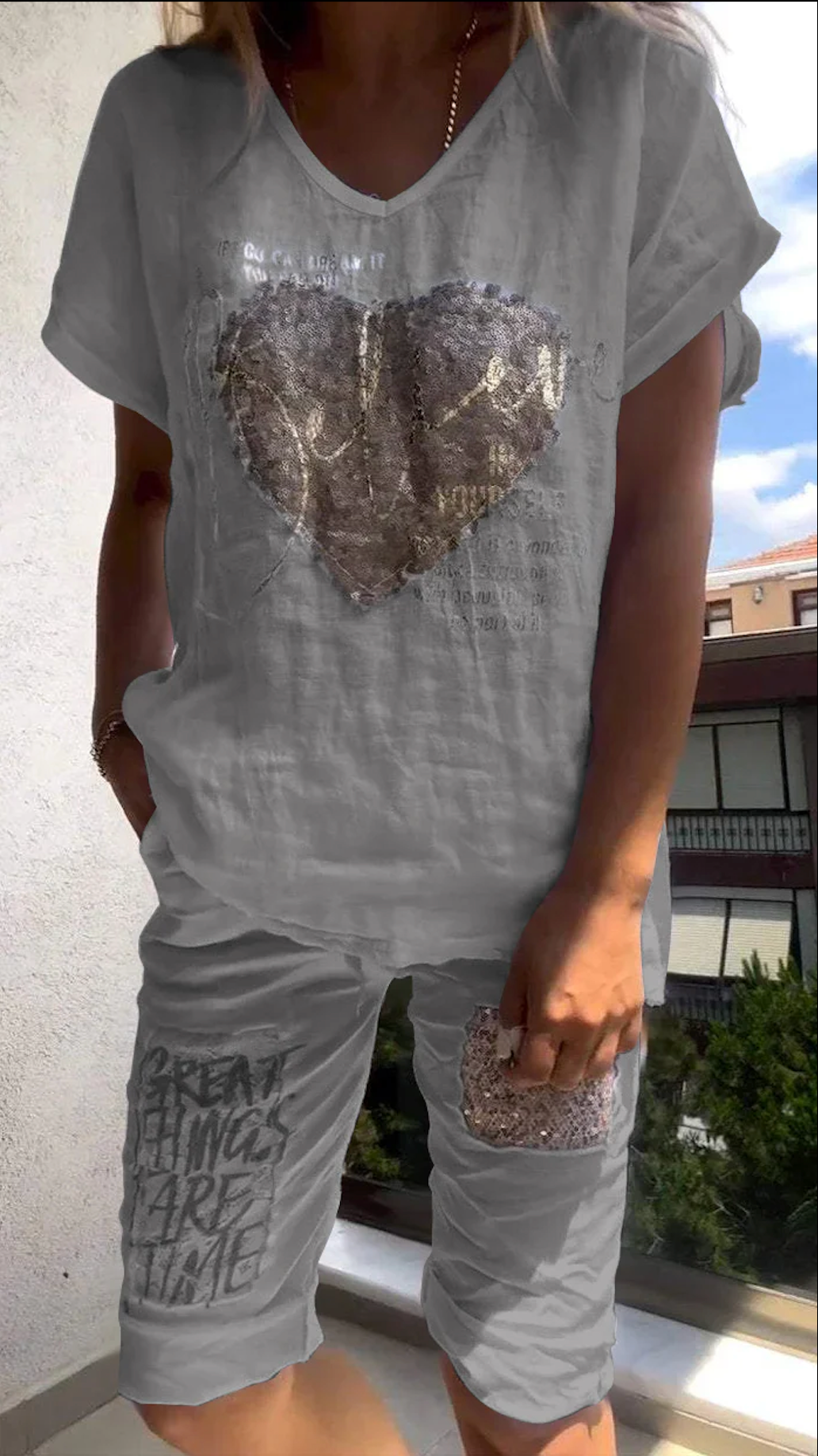 מאיה | חליפת קז'ואל דו-חלקית עם מחשוף V והטבעה זהובה