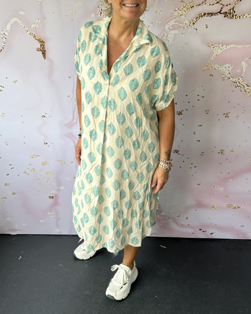 ליאורה | שמלת אביב רחבה עם צווארון רוורס ושרוולים קצרים