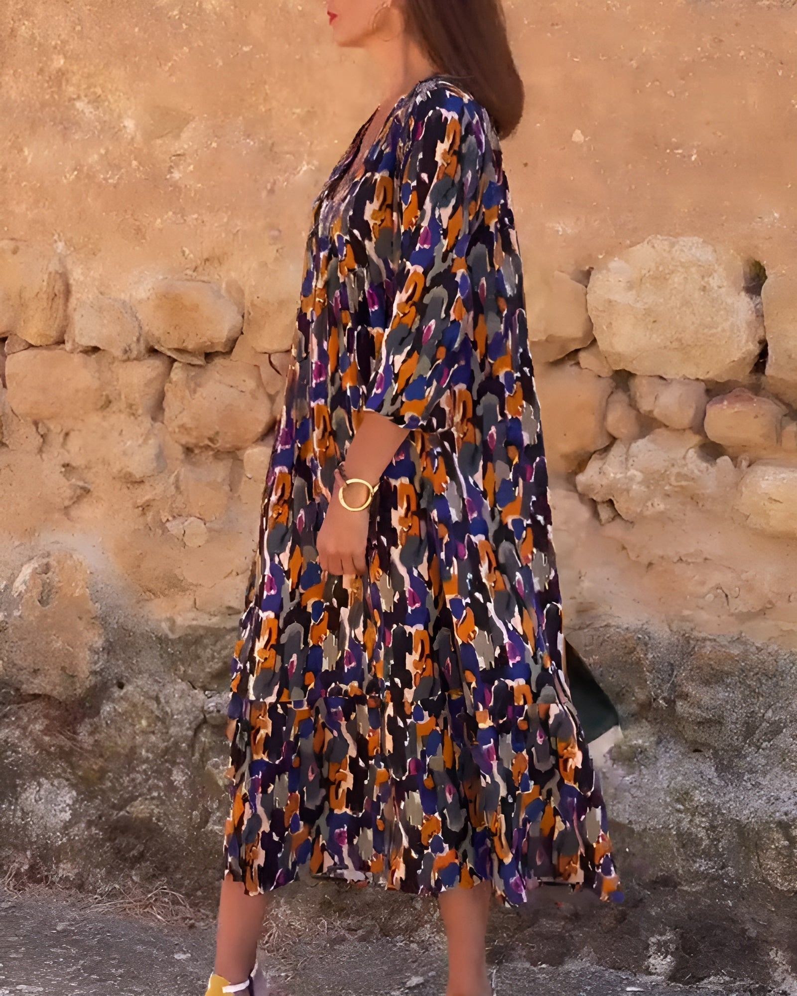 ויולטה | שמלת וי ארוכה עם דוגמת רטרו ונוחות אלגנטית לכל רגע