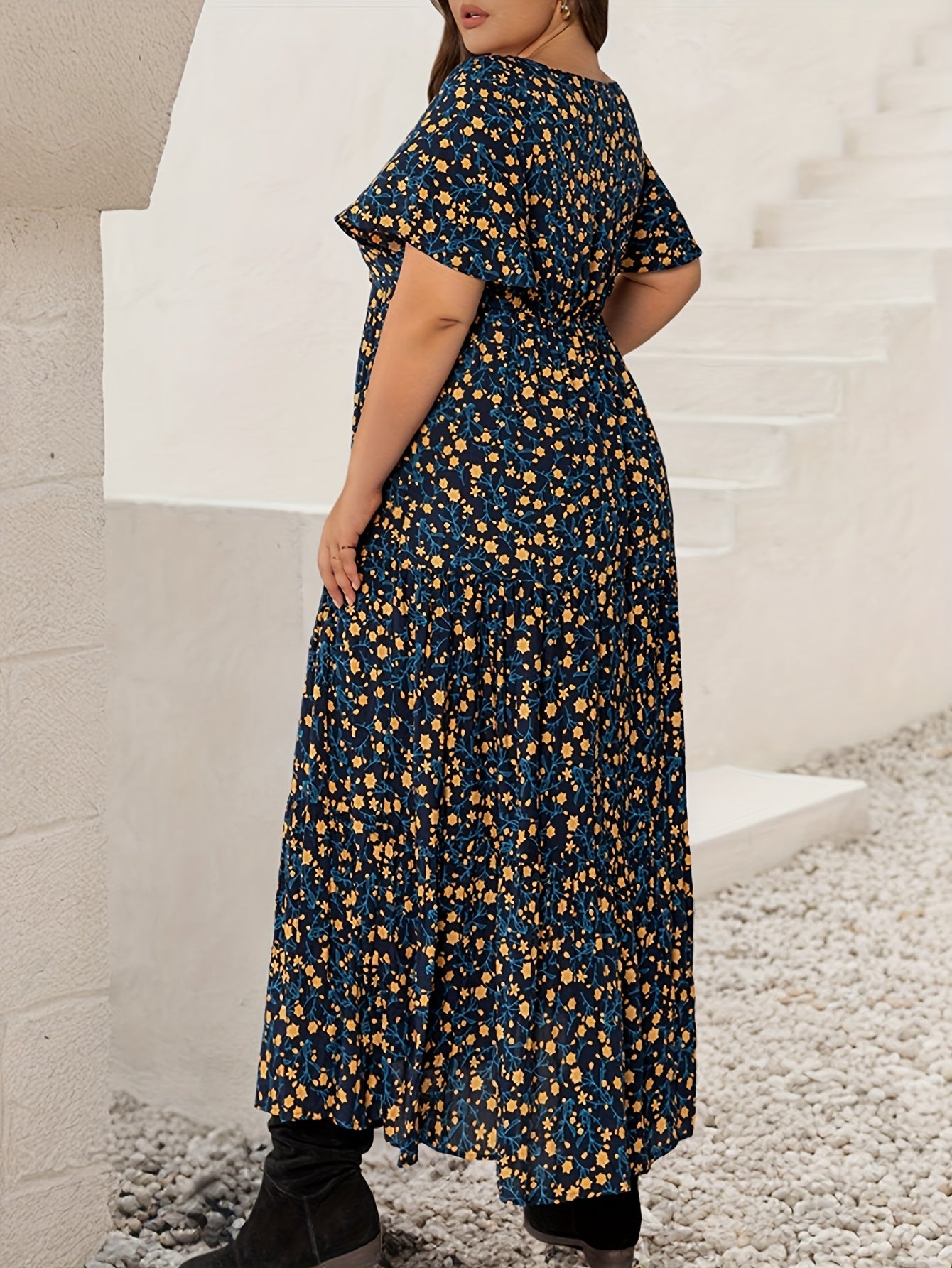 אבישג | שמלת מקסי בוהו שיק עם הדפס פרחוני וקשר מתכוונן