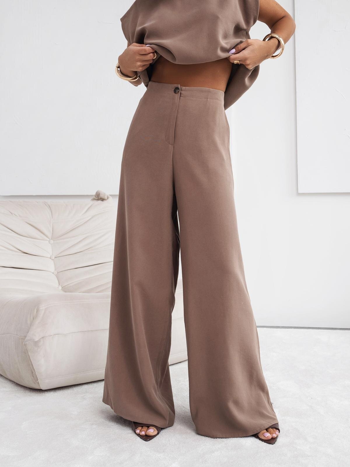 לירי | חליפת נשים אלגנטית דו-חלקית בצבע אחיד