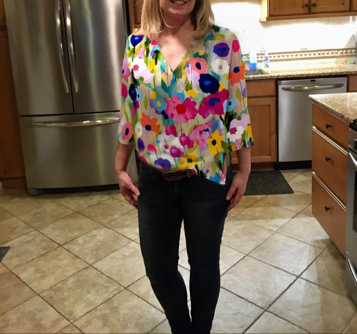 חולצת פרחונית רומנטית עם שרוולים באורך 3/4