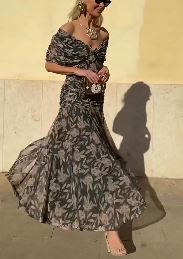 תיאה | שמלה עם חיתוך V ודפוס, שמגלה את הכתפיים