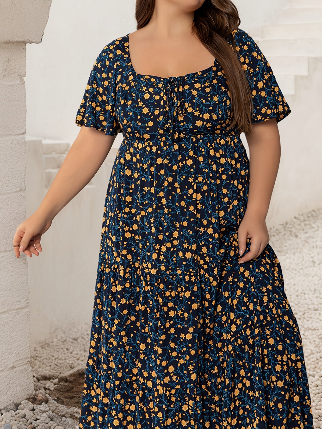 אבישג | שמלת מקסי בוהו שיק עם הדפס פרחוני וקשר מתכוונן