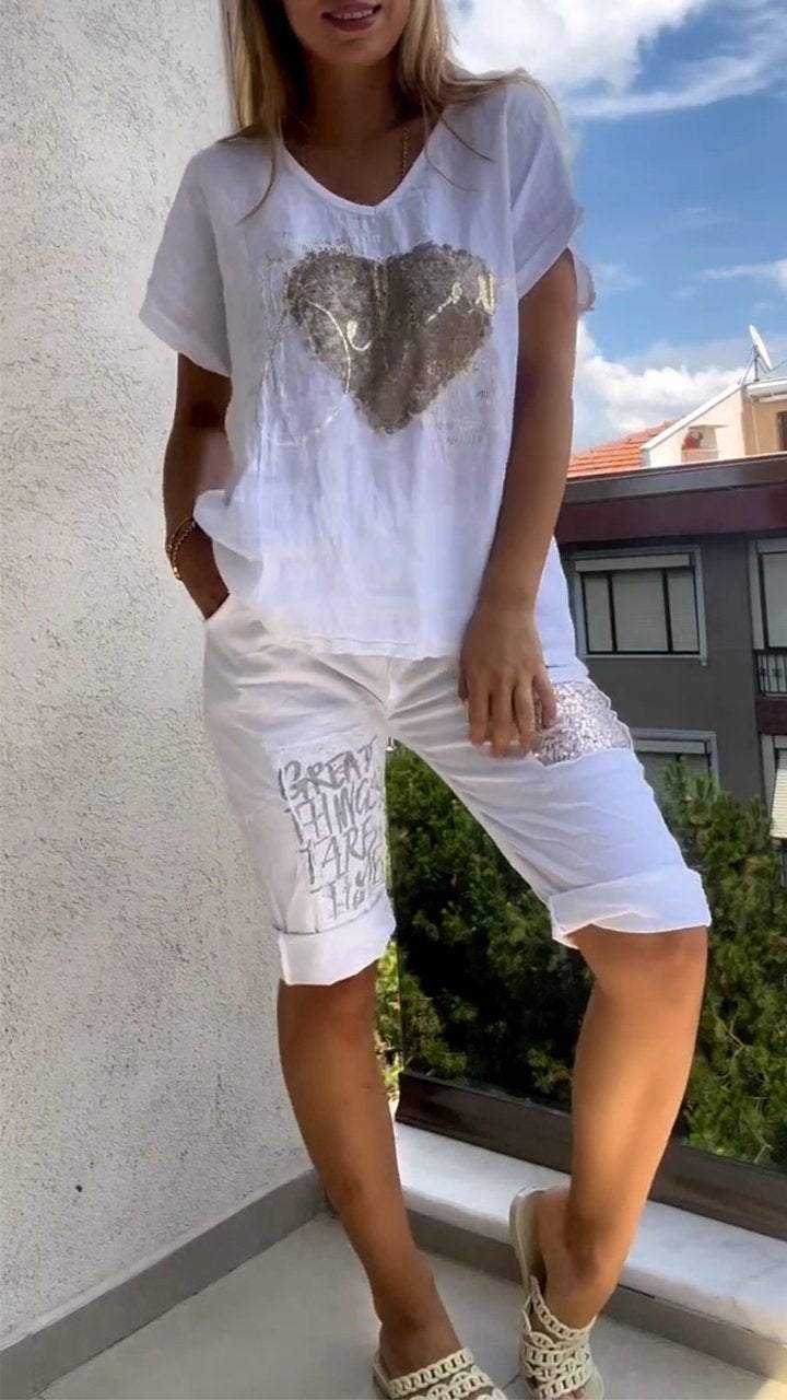 מאיה | חליפת קז'ואל דו-חלקית עם מחשוף V והטבעה זהובה