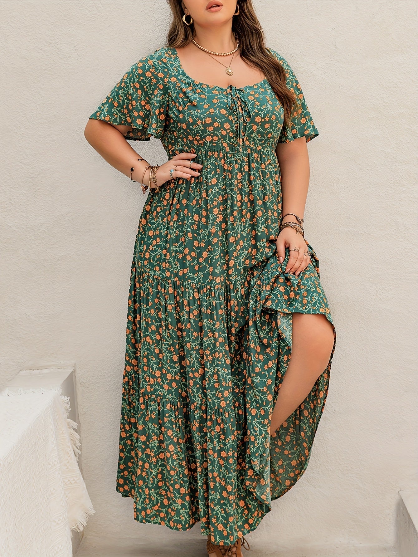 אבישג | שמלת מקסי בוהו שיק עם הדפס פרחוני וקשר מתכוונן