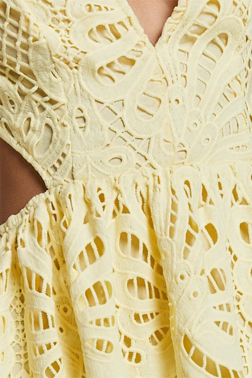 עדנה | שמלות מידי עם מפתח V וחתכים