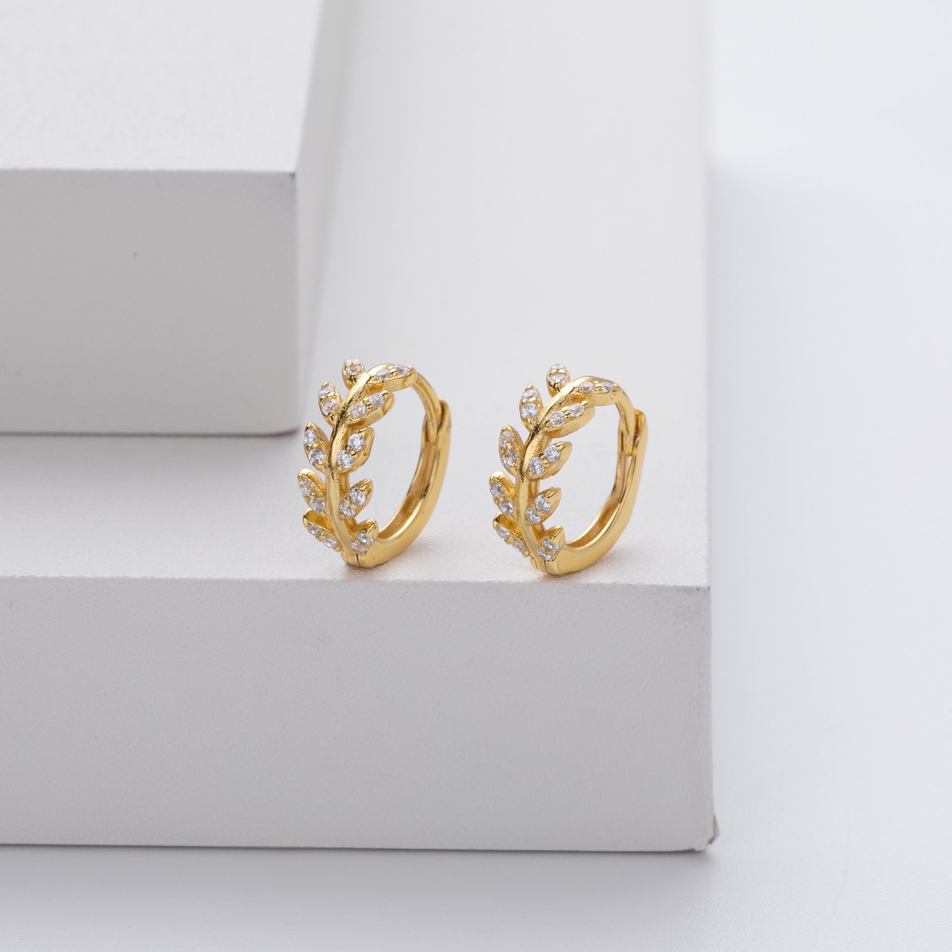 לטיציה - עגיל כסף אלגנטי