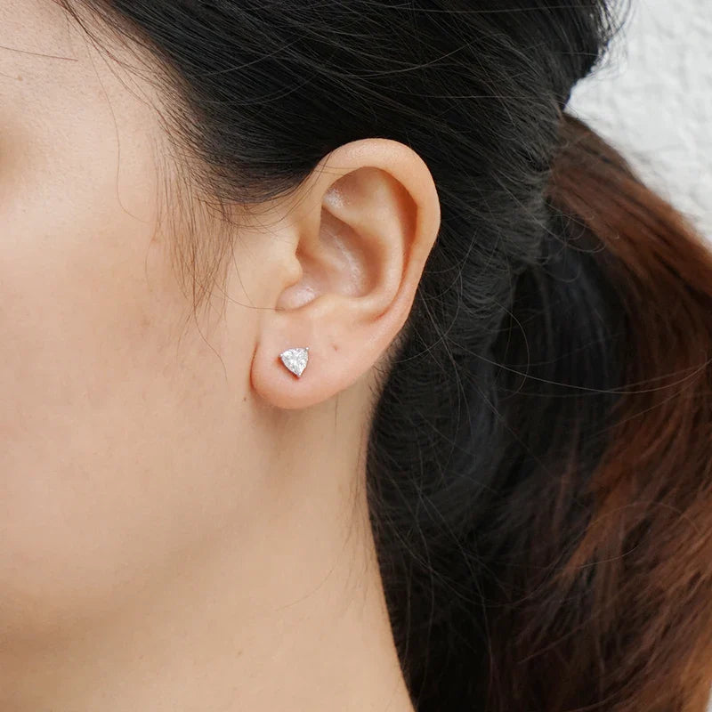 איילה | עגילי מואסנייט בעיצוב משולש יוקרתי