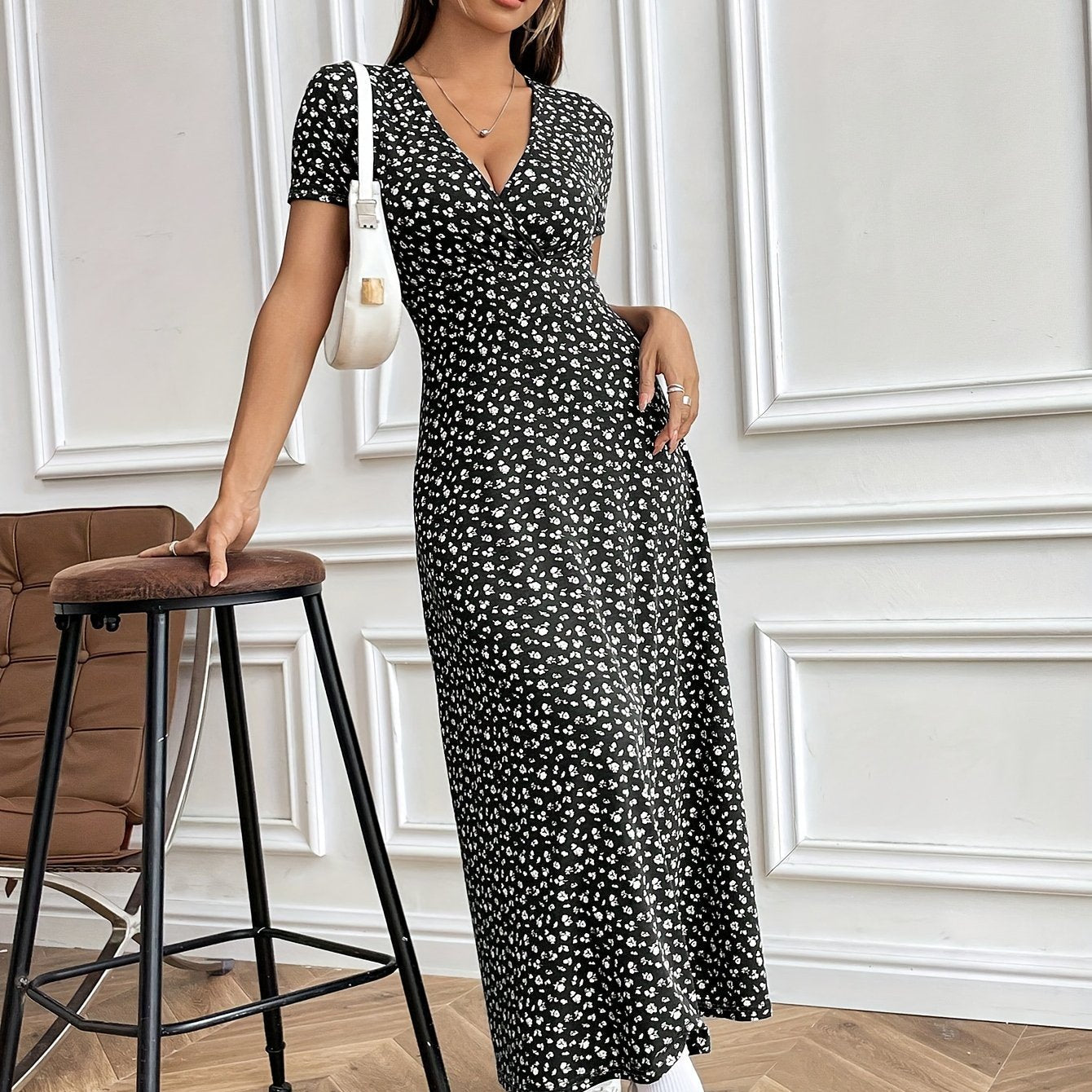 מיאר | שמלת V פרחונית אלגנטית