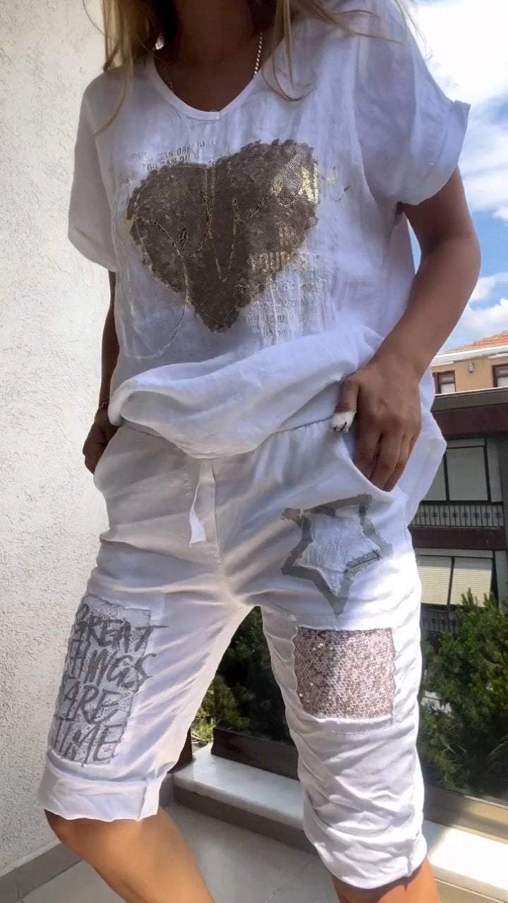 מאיה | חליפת קז'ואל דו-חלקית עם מחשוף V והטבעה זהובה