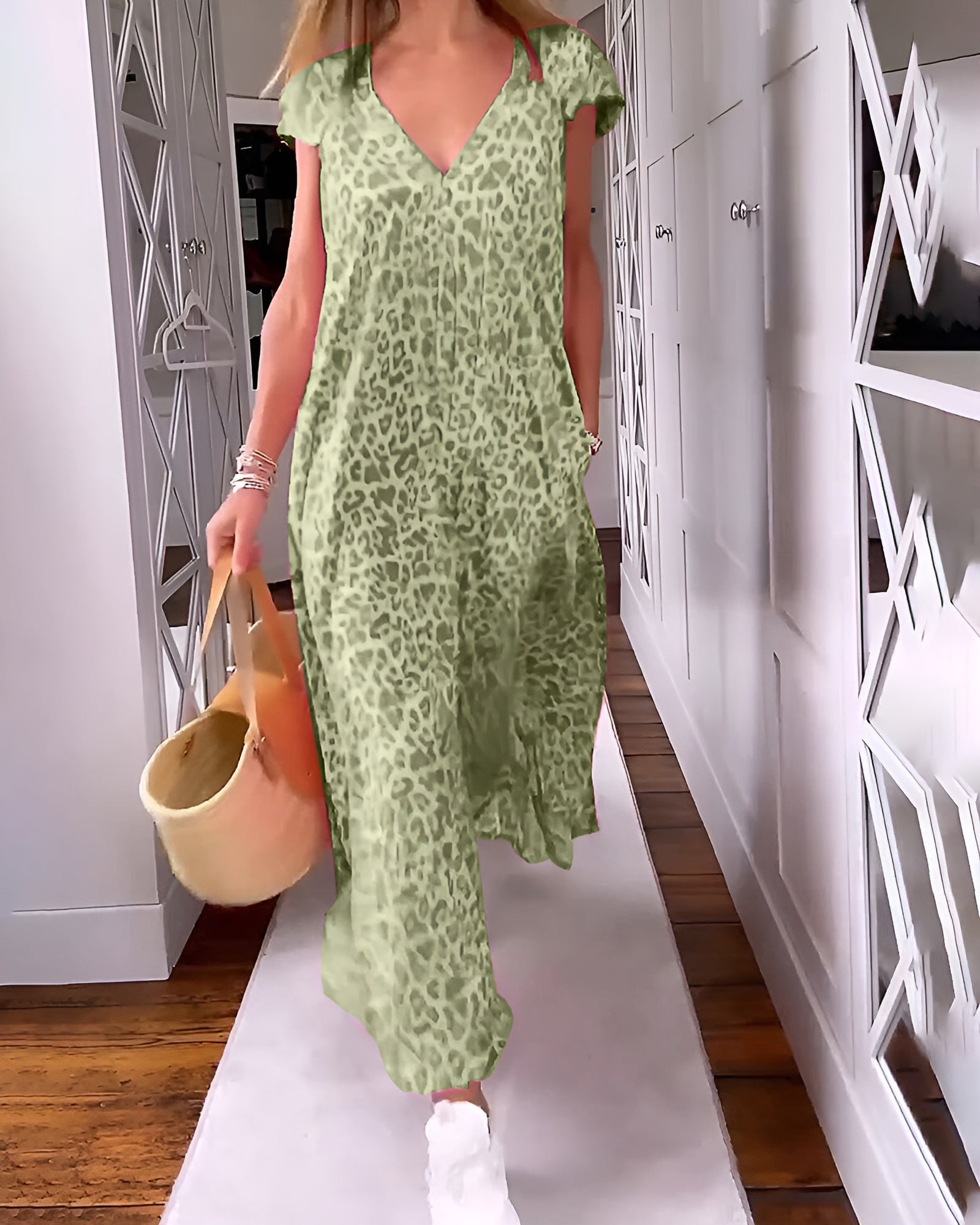 ורוניק | שמלת וי ארוכה עם שרוולים קצרים בדוגמת נמר